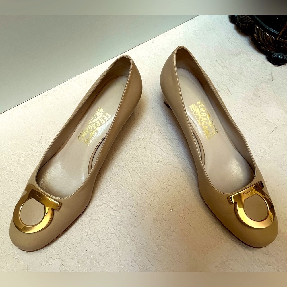 Salvatore Ferragamo Distinta Heels Beige Calf Size 8.5 B